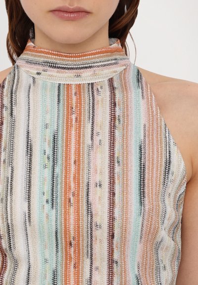 Top halter multicolor com riscas verticais em laranja, menta e preto, apresentando uma aparência texturizada e entrelaçada, e um decote alto.