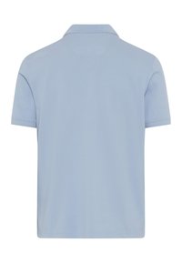 Hellblaues Poloshirt, kurze Ärmel, Kragen, glatte Textur, einfarbig, ohne Muster oder Verzierungen, Rückansicht gezeigt.