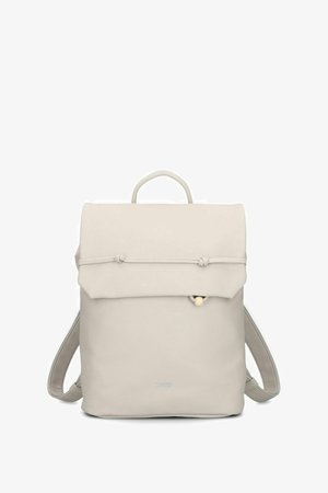 Sac à dos en cuir beige avec poignée supérieure, fermeture à rabat sécurisée par une fine sangle, et bretelles réglables.