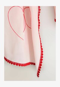 Tela rosa con bordado de corazones rojos, ribete de encaje festoneado en los bordes. Textura suave, diseño liviano, costuras decorativas por toda la superficie.
