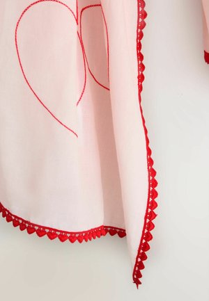 Material roz cu broderie în formă de inimă roșie, margini cu dantel ă ondulată. Textură moale, design ușor, cusături decorative pe toată suprafața.