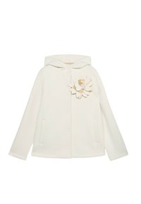 Weiße Kapuzenjacke mit strukturierter Oberfläche, ausgestattet mit einer dekorativen floralen Applikation auf der linken Seite und zwei Fronttaschen.