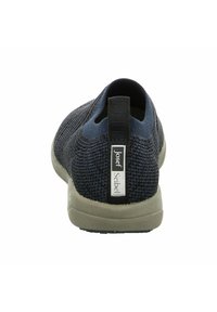 Blauer Textilsneaker mit strukturiertem Obermaterial, kontrastierendem dunkelblauen Absatz und grauer Gummisohle. Mit einer Zugschlaufe und Logodetail auf der Rückseite.