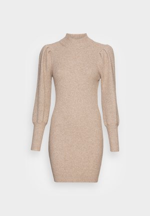 Robe-pull en maille beige clair avec texture côtelée, col montant et manches longues bouffantes. Silhouette ajustée avec une longueur courte.