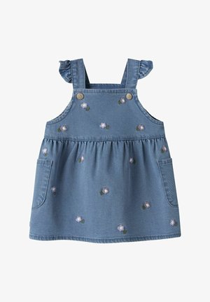 Trapera haljina od trapera svijetloplave boje, s naboranim naramenicama, cvjetnim vezom u ljubičastoj i zelenoj boji te dva prednja džepa.