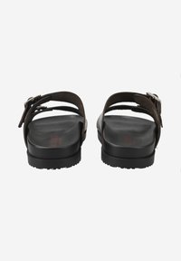 Sandales en cuir marron avec des sangles réglables à boucle, semelle intérieure profilée et semelle en caoutchouc noir texturé pour une meilleure adhérence.