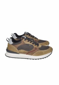 Sneakers in suede marrone con accenti neri, caratterizzati da un design testurizzato, chiusura con lace-up e una suola intermedia bianca con una suola in gomma nera.