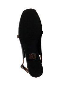Sandalo nero con suola piatta e texture. Cinghia regolabile con fibbia sul lato. Il plantare ha un leggero supporto per l'arco.