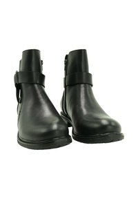 Botas negras de cuero hasta el tobillo con una textura suave, punta redonda y cremallera lateral. Cuentan con una amplia correa alrededor del tobillo para un detalle adicional.