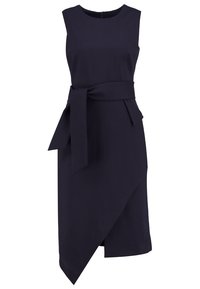 Robe bleu marine sans manches avec col rond, ourlet asymétrique et large ceinture à nouer à la taille, longueur genou.