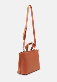 Borsa in pelle arancione con una forma strutturata, manici superiori e una tracolla removibile. Tessuto liscio, design minimalista, con chiusura a zip.