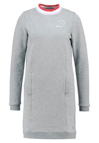 Robe sweat-shirt grise à manches longues avec poignets côtelés, col rayé rouge et blanc, et petit logo blanc "BENCH." sur la poitrine.