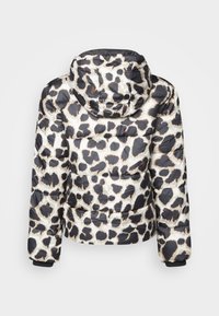 Tikkitakki leopardi-kuosilla, väreinä kerma, musta ja ruskea. Takissa on huppu ja joustavat hihansuut tiukkaan istuvuuteen.