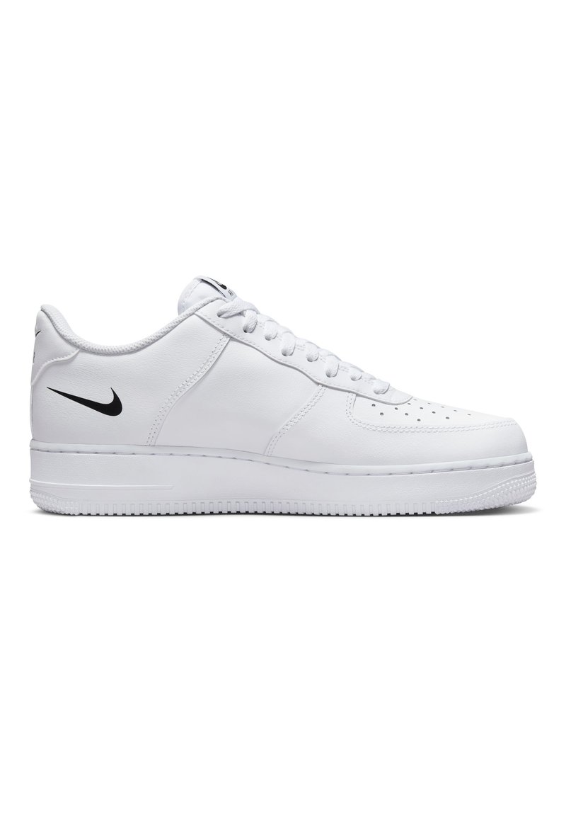 Białe skórzane sneakersy z okrągłym noskiem, płaskimi sznurowadłami i teksturowaną gumową podeszwą. Posiadają czarne logo Nike w kształcie łyżwy z boku.