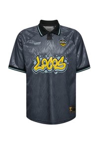 Szara koszulka polo z krótkim rękawem i czarnym kołnierzykiem, z stylizowanym żółtym logo "Locos" oraz wytłaczanym geometrycznym wzorem.