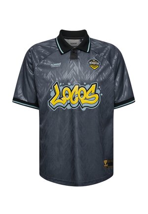 Grijze polo met korte mouwen en zwarte kraag, met een gestileerd geel logo "Locos" en een reliëf geometrisch patroon.