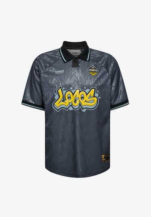 Grå kortærmet polo-shirt med sort krave, der har et stiliseret gult logo "Locos" og et præsenteret geometrisk mønster.
