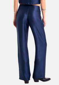 THE-ARE CON DETALLE DE CINTURA ANCHA - Pantalon classique - blue
