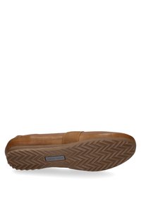 Brun nahka slip-on -kenkä, jossa on joustava kumipohja ja kuvioitu siksak-kuvio. Ei näkyviä metalliosia tai koristeita.