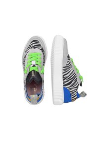 Sneaker in suede grigio, con motivo zebrarosso e bianco, lacci verde brillante, dettagli blu, suola in gomma e un particolare unico sul tallone.