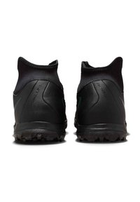 Scarpe da calcio nere con design alto, upper synthético liscio, dettagli testurizzati e suola in gomma robusta per una migliore trazione.