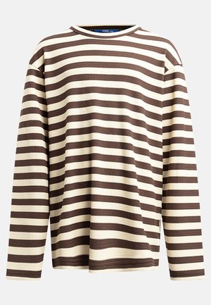 Pull à rayures brunes et crème à manches longues avec un tricot texturé, présentant un col rond et des épaules abaissées.