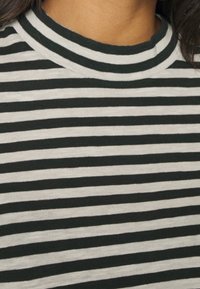 Gestreifter Pullover mit horizontalen schwarz-weißen Streifen, ausgestattet mit einem gerippten Rundhalsausschnitt und strukturiertem Stoff.