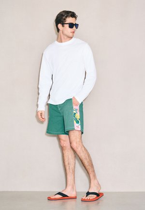 Next, REGULAR FIT - EDIT PRINTED PANEL BOARDSHORT - Badeshorts - green