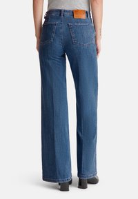 United Colors of Benetton WIDE FIT - Flared Jeans - blue