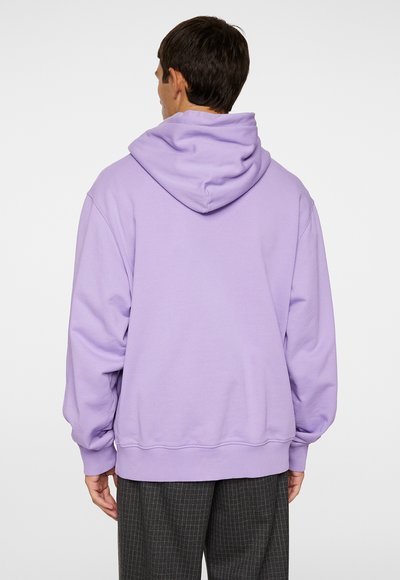 Lilla hoodie lavet af blødt bomuldsstof. Har en stor hætte, ribstrikkede manchetter og kant. Glat tekstur med en afslappet pasform.