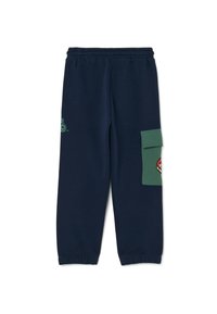 Marineblauwe sweatpants met een elastische tailleband en boorden, voorzien van een groene cargozak opzij met een gedeeltelijke cartoonprint.