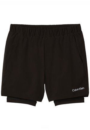 Μαύρο αθλητικό σορτς Calvin Klein με διπλά στρώματα, ελαστική μέση, πλαϊνές τσέπες και λογότυπο στο κάτω αριστερό πόδι.