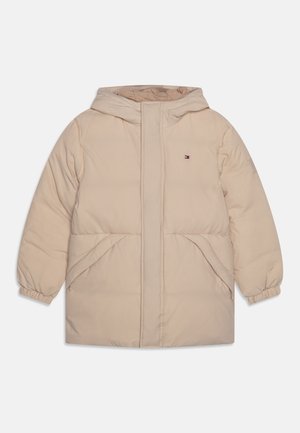 Veste d'hiver beige matelassée avec capuche, poignets élastiques, poches avant et petit logo Tommy Hilfiger sur la poitrine.