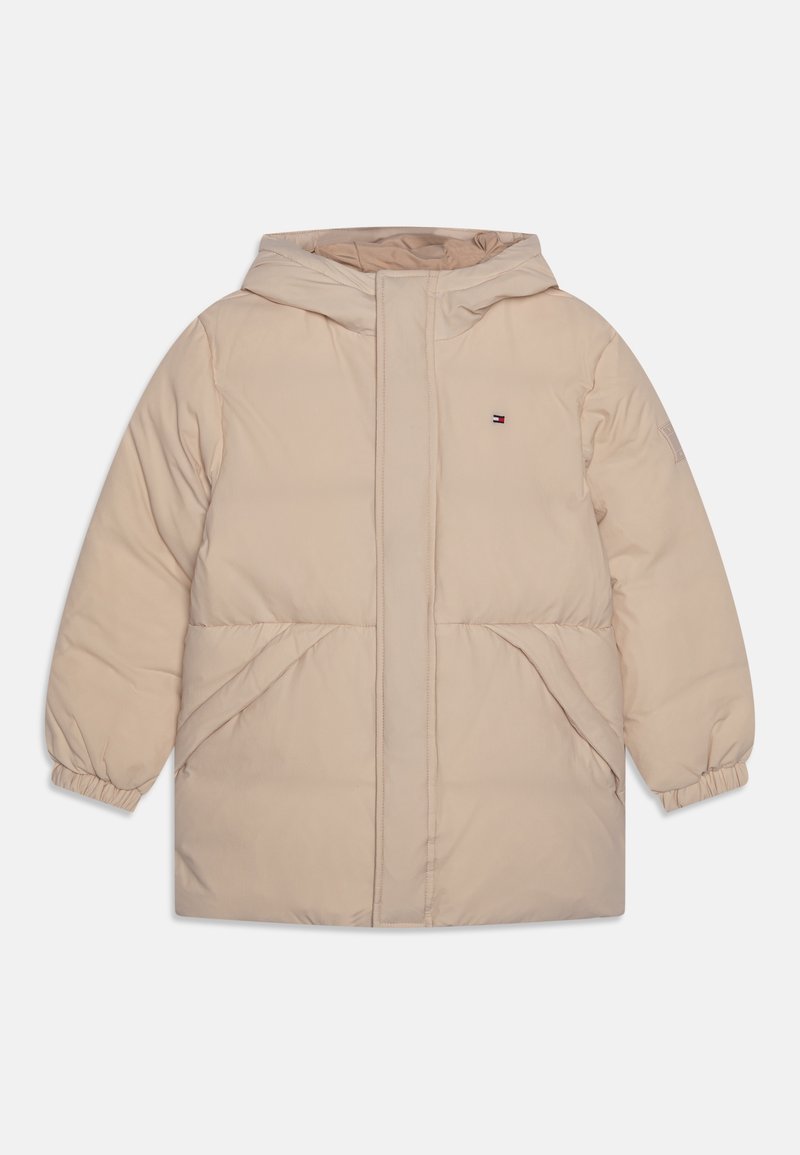 Veste d'hiver beige matelassée avec capuche, poignets élastiques, poches avant et petit logo Tommy Hilfiger sur la poitrine.