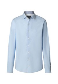 Camisa de manga larga azul claro, hecha de un tejido suave, con cuello botón y tapeta frontal. Pequeño logo bordado en el pecho.