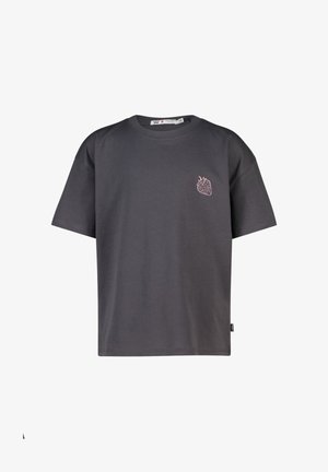 Donkergrijs T-shirt met korte mouwen, voorzien van een kleine roze aardbei op de bovenste linkerborst en een ronde hals.