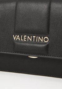 Valentino Bags BRASS SET - Kuvertväska - nero