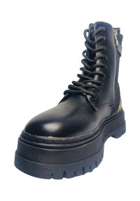 Stivali neri in pelle con lacci, suola spessa in gomma, cerniera laterale e texture a coste sulla suola. Dotati di dettagli in metallo dorato.