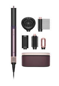 Hårstylingsapparat i lila och svart, inkluderar flera munstycksattacheringar och en matchande förvaringsväska. Har texturerade grepper och kontrollknappar.