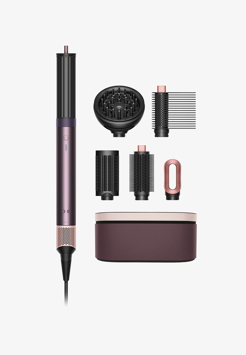 Hårstylingsapparat i lila och svart, inkluderar flera munstycksattacheringar och en matchande förvaringsväska. Har texturerade grepper och kontrollknappar.