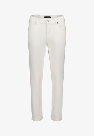 Hvide slim-fit bukser med frontknap, lynlåslukning, lommer foran og bagpå samt opsmøgede ben, vist mod en ensfarvet baggrund.