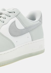 Nike Sportswear AIR FORCE 1 07 LV8 - Sneakers low - light silver/light pumice