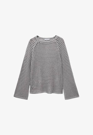 Sivijo pletenega puloverja z ohlapno, odprto tkanino, okroglim izrezom in dolgimi rokavi, ki se na koncih razširijo. Tkanina je teksturirana skozi celotno oblačilo.