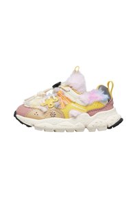 Sneaker multicolore che presenta un mix di materiali tra cui morbido pelo, pannelli in rosa pastello, giallo e beige, e una suola imbottita con accenti neri.