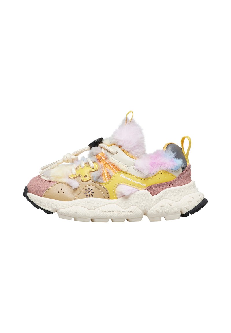 Sneaker multicolore che presenta un mix di materiali tra cui morbido pelo, pannelli in rosa pastello, giallo e beige, e una suola imbottita con accenti neri.