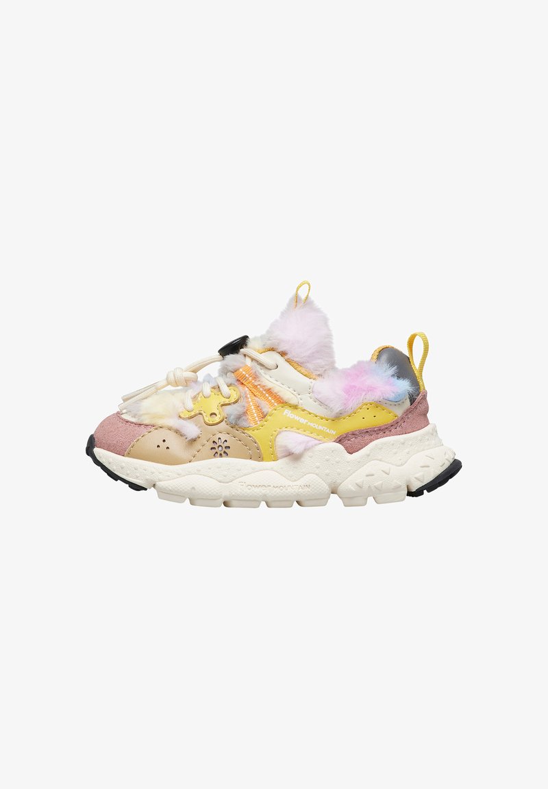 Sneaker multicolore che presenta un mix di materiali tra cui morbido pelo, pannelli in rosa pastello, giallo e beige, e una suola imbottita con accenti neri.