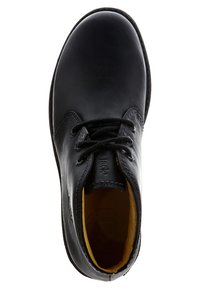 Stivale alla caviglia in pelle nera con punta rotonda, lacci, pannelli testurizzati e una fodera interna beige. I dettagli cuciti arricchiscono il design.