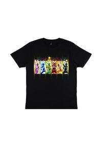 Sort t-shirt med farverige Power Rangers i action-stillinger, med "Power Rangers" tekst over dem i matchende farver.