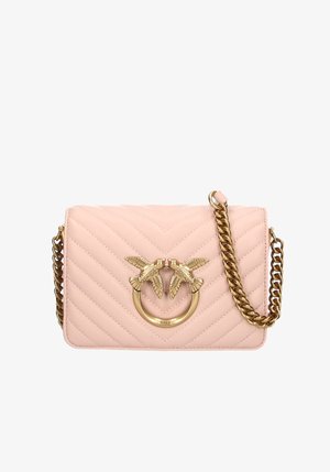 Borsa a tracolla in pelle trapuntata di colore rosa, con una catenella dorata e un distintivo emblema di uccello su una chiusura ad anello.