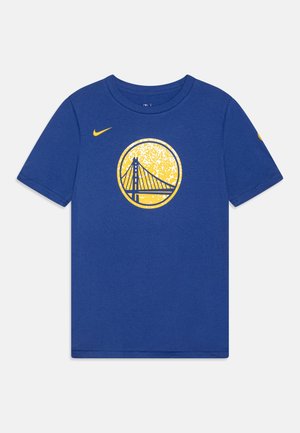 Modrá bavlněná tričko s kulatým potiskem znázorňujícím most v žluté barvě, obklopené žlutým kruhovým pozadím. Logo Nike na rukávu.